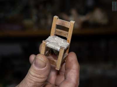 Ma il vero fiore all�occhiello sono le sedie in miniatura in legno locale e spago. �Piacciono cos� tanto che ogni anno sono richieste addirittura dai presepisti napoletani di San Gregorio Armeno�, ci dice Mino con una punta di orgoglio